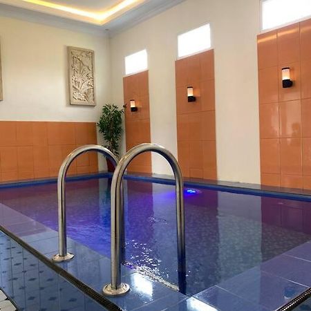 Kayz Villa Batu Dengan Kolam Renang Pribadi Buitenkant foto