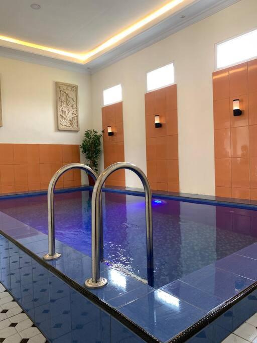 Kayz Villa Batu Dengan Kolam Renang Pribadi Buitenkant foto